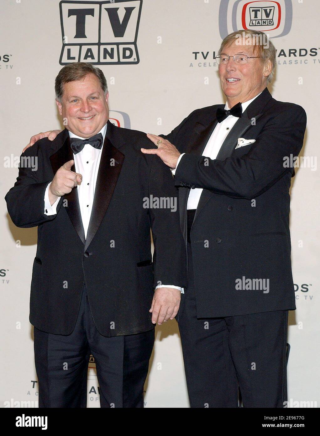 « Batman and Robin » Burt Ward et Adam West posent dans la salle de presse aux TV Land Awards 2006 qui se sont tenus au Barker Hangar à Santa Monica, CA, États-Unis, le 19 mars 2006. Photo de Lionel Hahn/ABACAPRESS.COM Banque D'Images