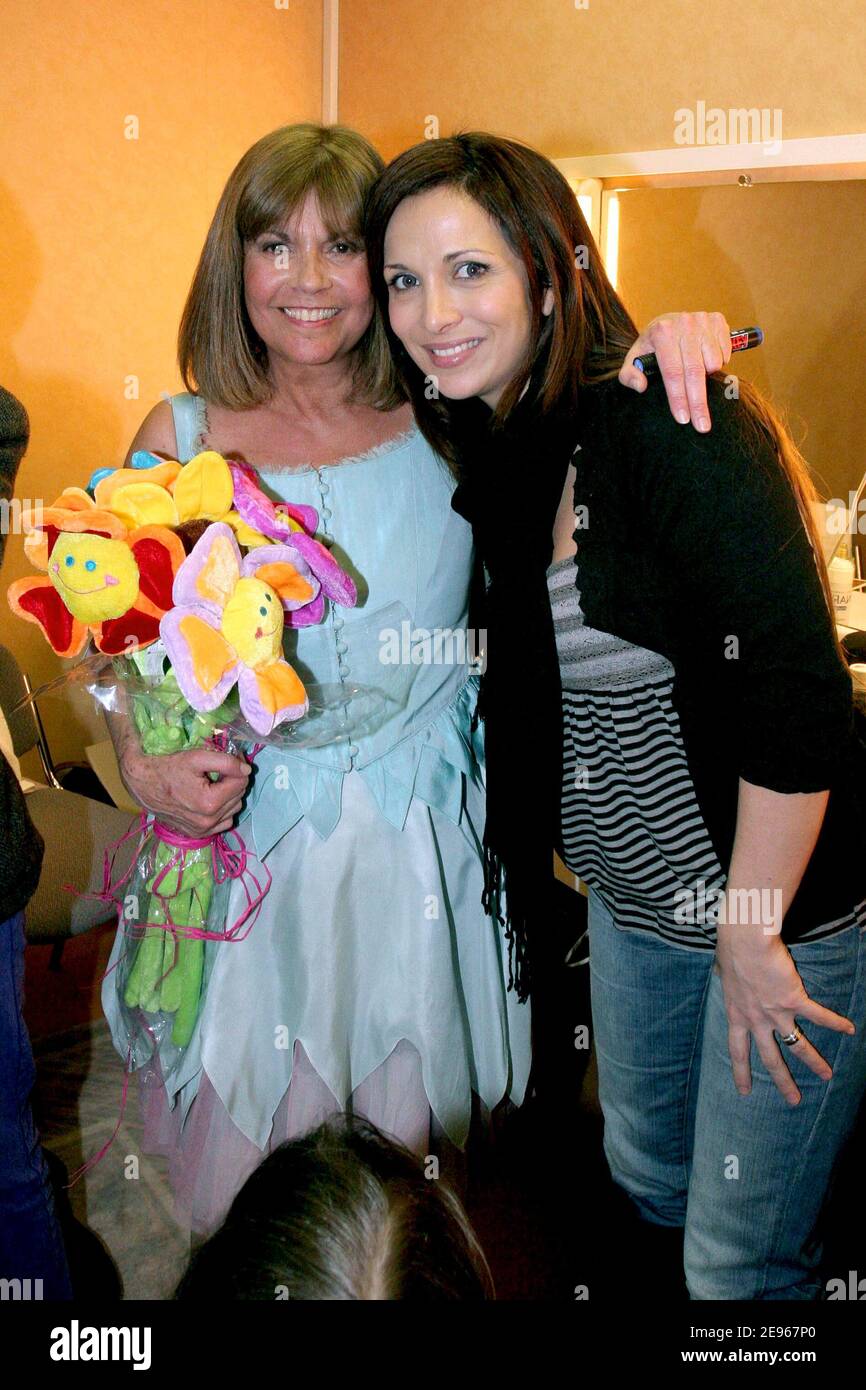 EXCLUSIF. Chantal Goya et la chanteuse française Helene Segara ont fait marche arrière après le spectacle de Chantal Goya au Palais des Congrès à Paris, en France, le 19 mars 2006. Photo de Benoit Pinguet/ABACAPRESS.COM Banque D'Images