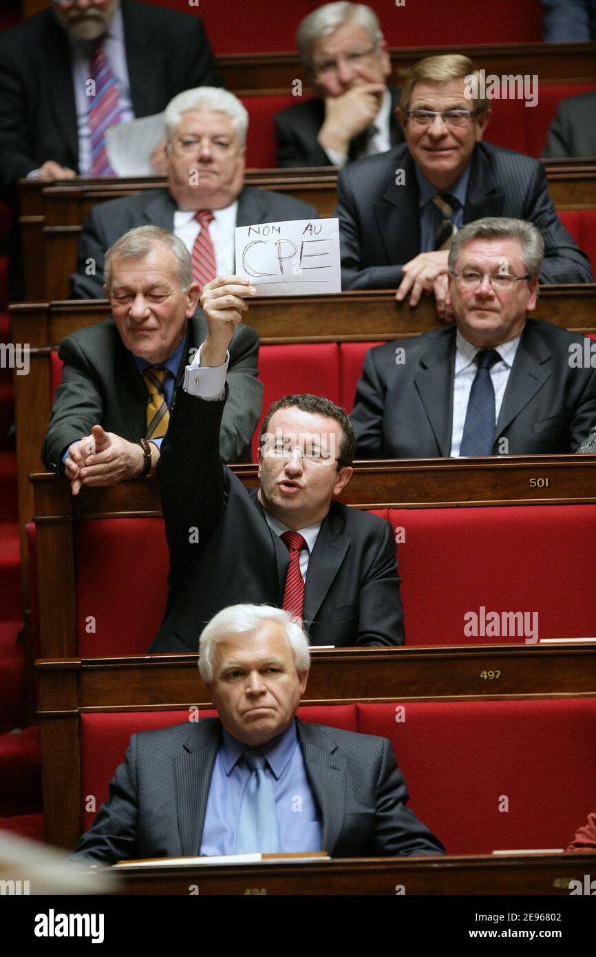 Le député français Christian Paul tient une crêpe pour protester contre le contrat de CPE à l'Assemblée nationale, à Paris, le 21 mars 2006. Photo de Thierry Orban/ABACAPRESS.COM Banque D'Images