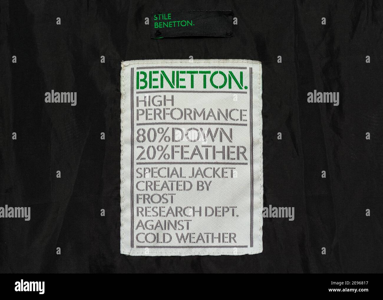 Veste Benetton en duvet et plumes haute performance, étiquette de Couleurs unies de la marque Benetton Banque D'Images