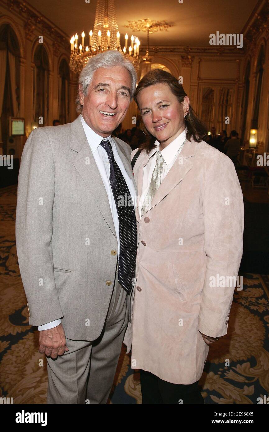 Jean-Loup Dabadie et son épouse Véronique assistent à la cérémonie qui s'est tenue au ministre français de la Culture à Paris, en France, le 23 mars 2006, en l'honneur de l'humoriste français Pierre Palmade recevant le Prix Raymond Devos de la langue française. Photo de Laurent Zabulon/ABACAPRESS.COM Banque D'Images