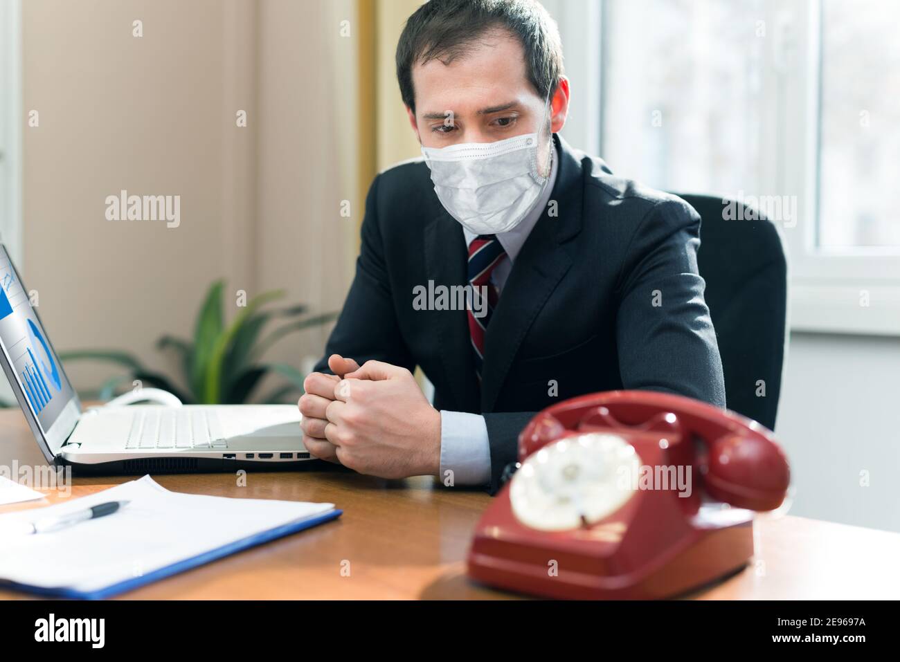 Homme d'affaires anxieux en attente d'un appel téléphonique, coronavirus covid concept Banque D'Images