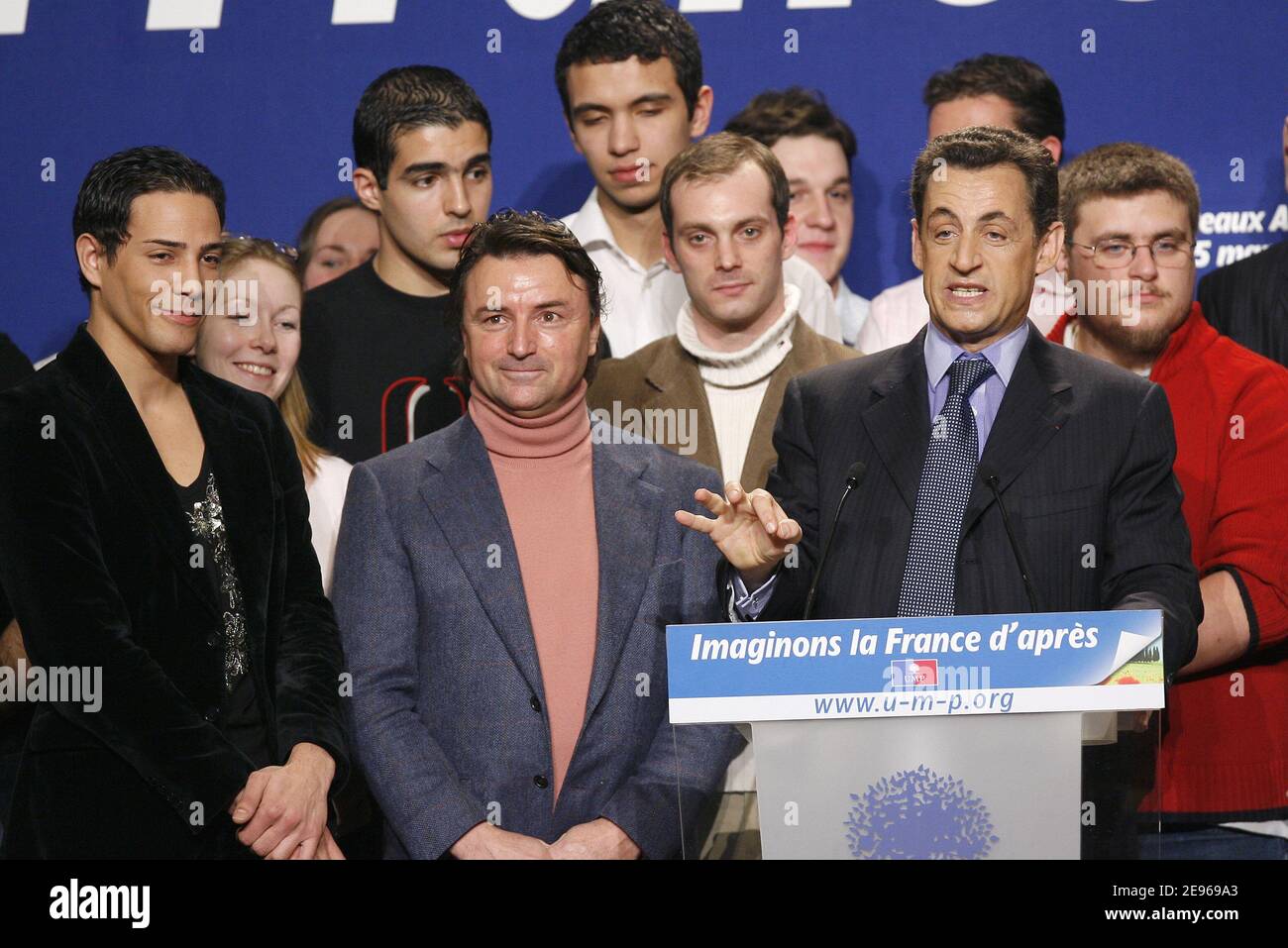 Le ministre français de l'intérieur et chef de l'UMP, Nicolas Sarkozy, vu ici avec le candidat à la télé-réalité Steevy Boulay et l'ancien pilote de F1 René Arnoux, s'adresse à une foule de nouveaux membres de l'UMP lors d'une réunion tenue à la salle Gaveau à Paris, le 25 mars 2006. Sarkozy a exhorté le gouvernement à trouver un compromis pour désamorcer une crise liée à une nouvelle loi sur le travail des jeunes qui a déclenché des manifestations de masse et des émeutes sporadiques. Le candidat auto-déclaré aux élections présidentielles de 2007 a exprimé sa compréhension pour les jeunes manifestants. Photo de Mehdi Taamallah/ABACAPRESS.COM Banque D'Images