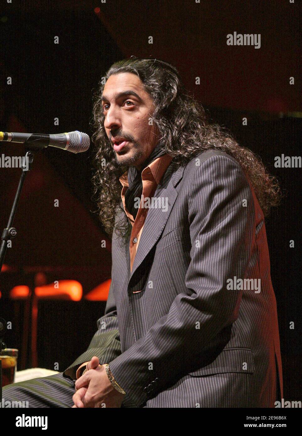 Le chanteur espagnol Diego El Cigala se produit en direct au Cirque d'hiver à Paris, en France, le 28 mars 2006. Photo de Denis Guignebourg/ABACAPRESS.COM Banque D'Images