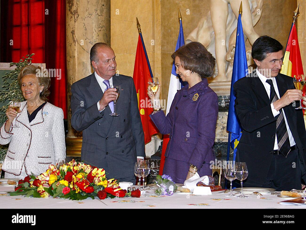 Le roi d'Espagne Juan Carlos et la reine Sofia ainsi que la première dame française Bernadette Chirac sont accueillis à Toulouse par le maire et ministre des Affaires étrangères Philippe Douste-Blazy à l'hôtel de ville de Toulouse, au sud de la France, le 29 mars 2006. Plus tard, ils visitent Airbus insdutry et Juan Carlos, ancien pilote, s'assit sur le poste de pilotage d'un A-380. Photo de Patrick Bernard/ABACAPRES.COM Banque D'Images