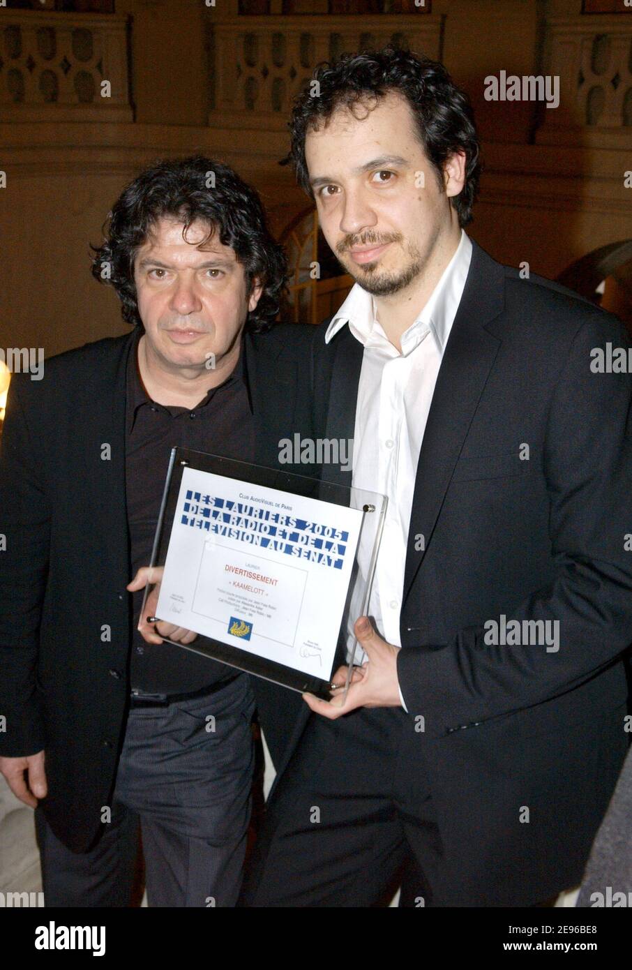 L'acteur français Alexandre Astier et son père reçoivent un prix lors de la cérémonie 2006 des Lauriers de la radio et de la tlvision qui s'est tenue au Sénat à Paris le 30 mars 2006. Photo de Bruno Klein/ABACAPRESS.COM. Banque D'Images