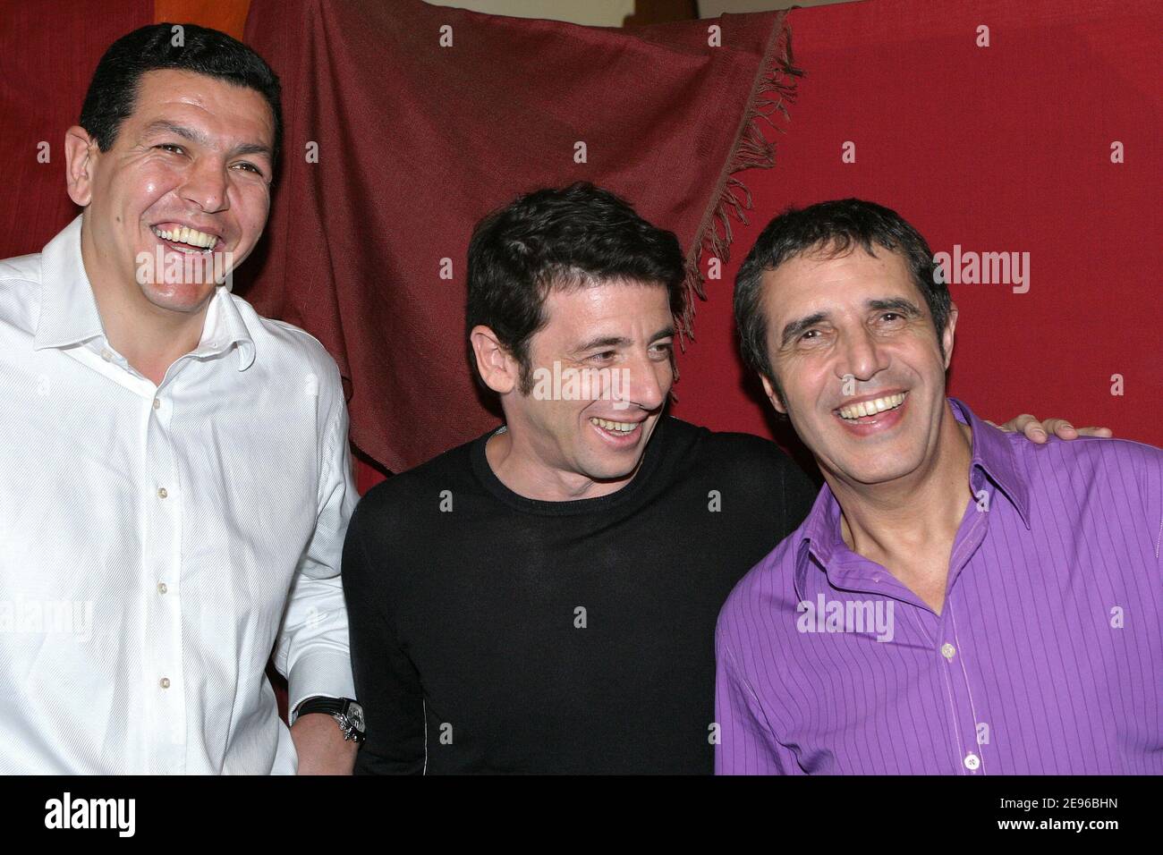 Ruggbyman Abdelatif Benazzi et les chanteurs Patrick Bruel et Julien Clerc photographiés lors de l'enregistrement d'une émission télévisée spéciale 'une nuit À Marrakech' sur place au Palais Badia à Marrakech, au Maroc, le 29 mars 2006. Le spectacle est produit par Dominique Cantien et présenté par Isabelle Giordano pour la chaîne de télévision France 2. Photo de Jean-Jacques Datcary/ABACAPRESS.COM Banque D'Images