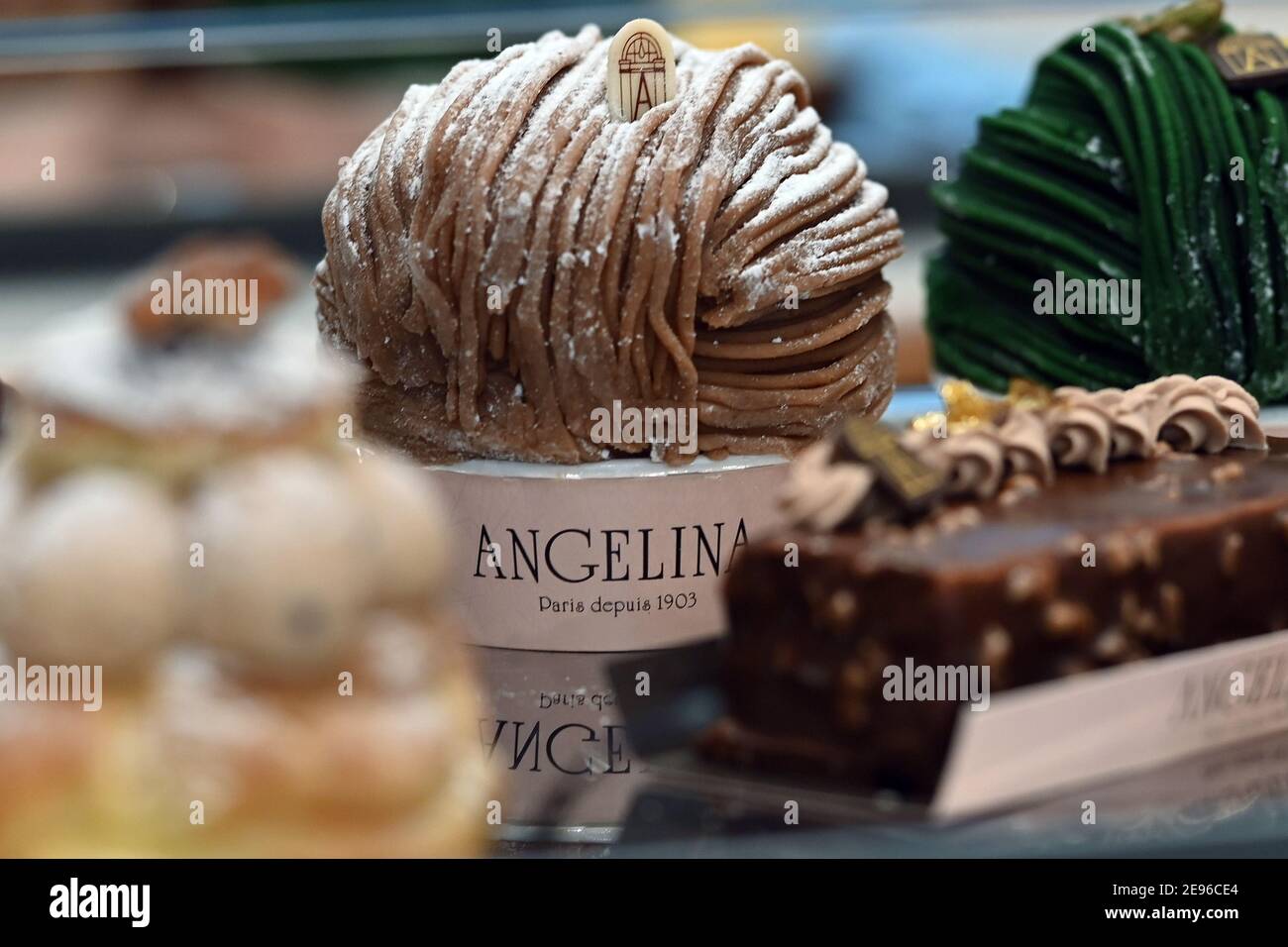 New York Etats Unis 31 Janvier 21 Un Plateau De Patisseries Dont La Patisserie Signee Angelina Paris Mont Blanc Est Visible A L Avant Poste De New York Du Celebre Salon De The