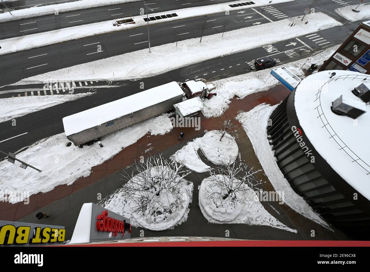 New York, États-Unis. 02 février 2021. Vue de dessus de la neige couverte Queens Blvd. Après une tempête d'hiver a apporté plus de 17 pouces de neige dans certaines parties de la ville, dans le quartier Queens de New York City, NY, le 2 février 2021. (Photo par Anthony Behar/Sipa USA) crédit: SIPA USA/Alay Live News Banque D'Images