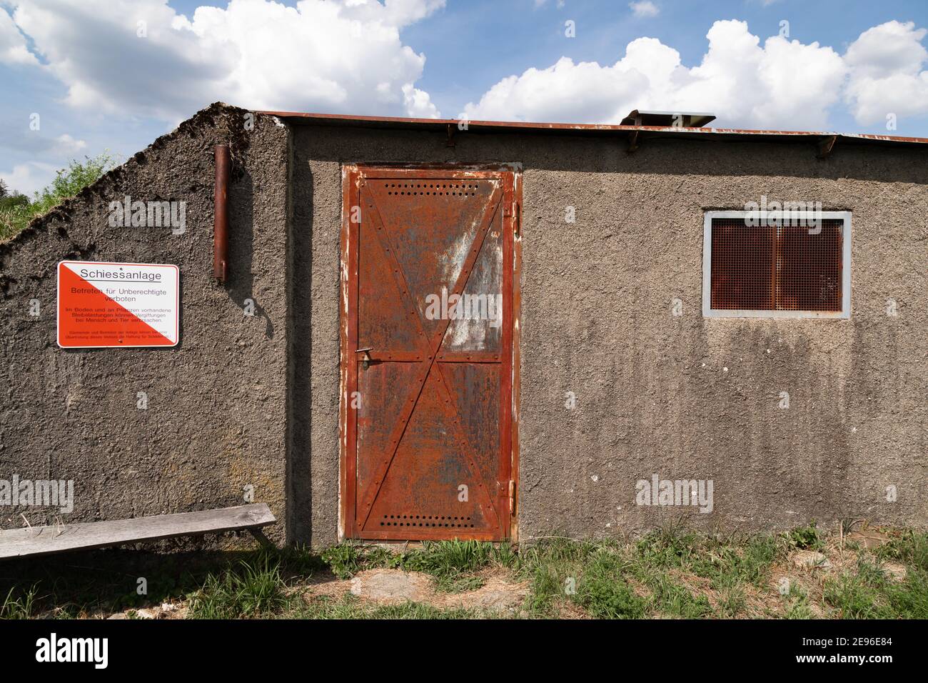 champ de tir avec porte d'entrée en métal rouillé rouge, sans panneau d'intrusion, traduction en allemand : pas d'intrusion pour les personnes non autorisées, dans le Banque D'Images