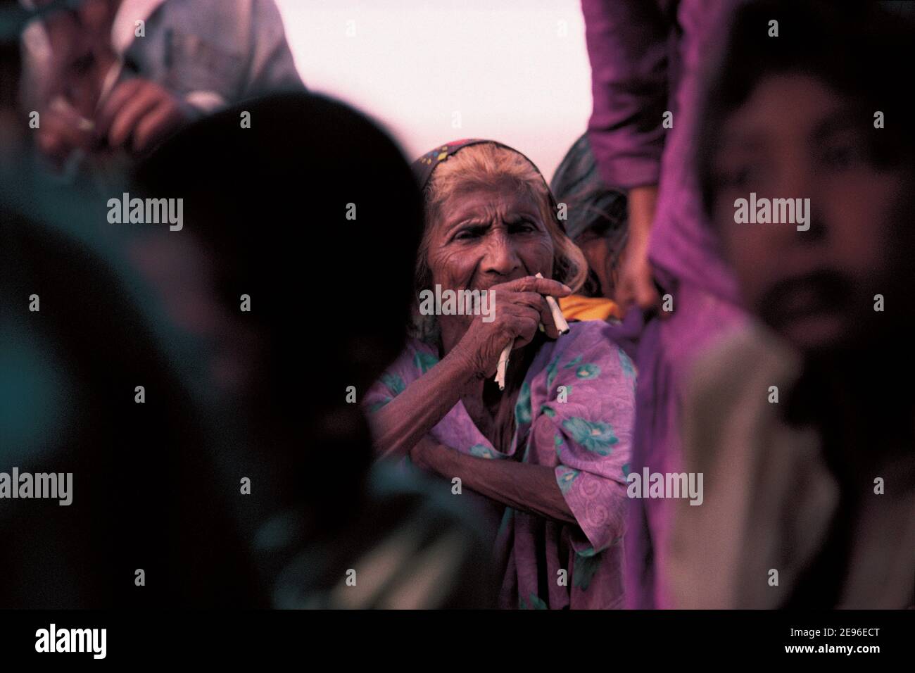 Portrait d'une vieille femme fumant beedi un mélange de noix de bétel, herbes, et épices enveloppées dans une feuille, Sindh, Pakistan Banque D'Images