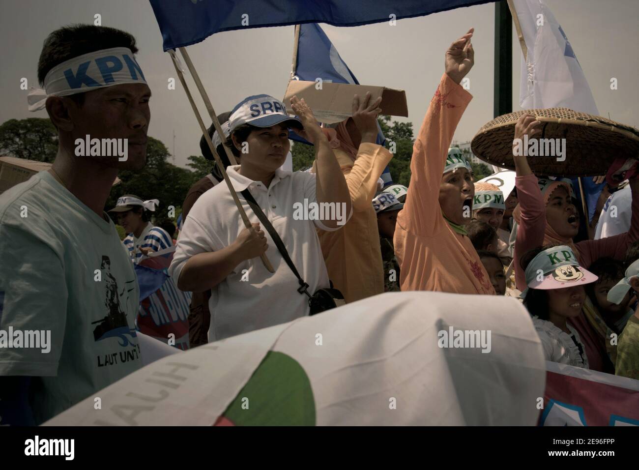 Les familles de pêcheurs exprimant leur soutien à un ornement organisé pour protester contre le plan du gouvernement indonésien d'augmenter les prix de détail des carburants subventionnés. Centre de Jakarta, Jakarta, Indonésie. Photo d'archives (2008). Banque D'Images