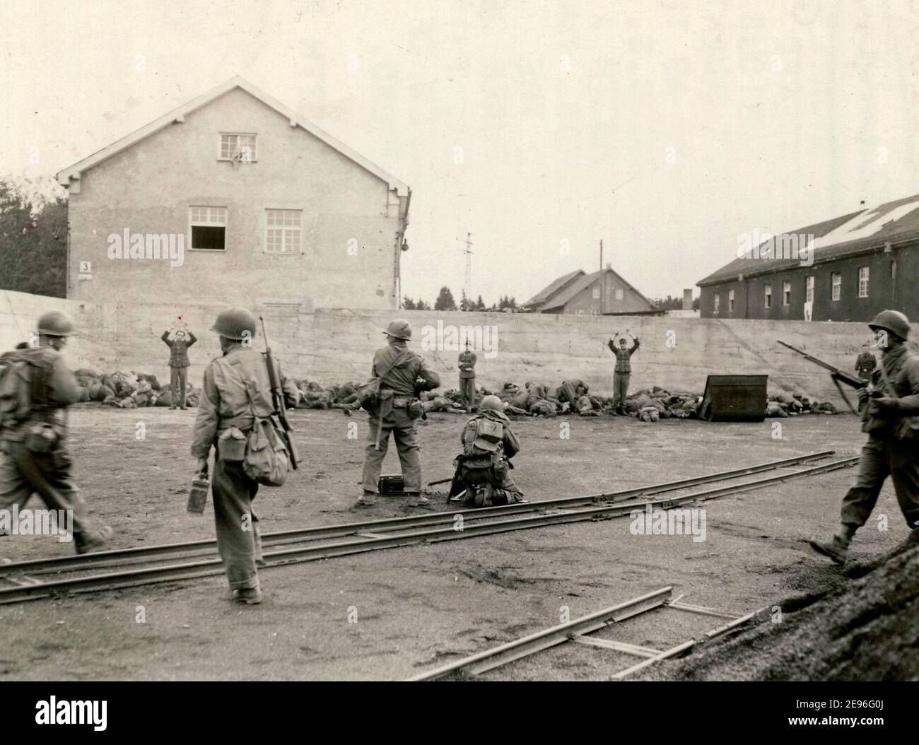 Dachau, Bavière, Allemagne: Cette photo montre une exécution de troupes SS dans un coalyard dans la région du camp de concentration de Dachau pendant la libération du camp, le 22 avril 1945 Banque D'Images