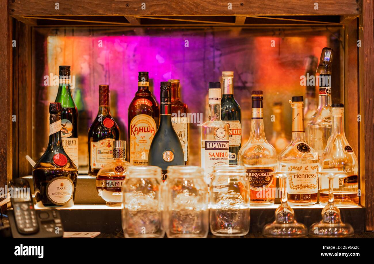 Miami, Floride - 31 décembre 2020 : comptoir de bar avec assortiment de boissons alcoolisées. Banque D'Images
