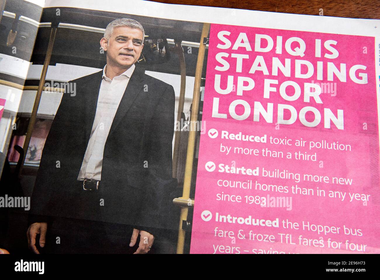 Londres Mayoral élection circulaire, dépliant ou journal intitulé Sadiq est debout pour Londres avec la liste des promesses. Élections prévues le 6 mai 20. Usage éditorial uniquement Banque D'Images