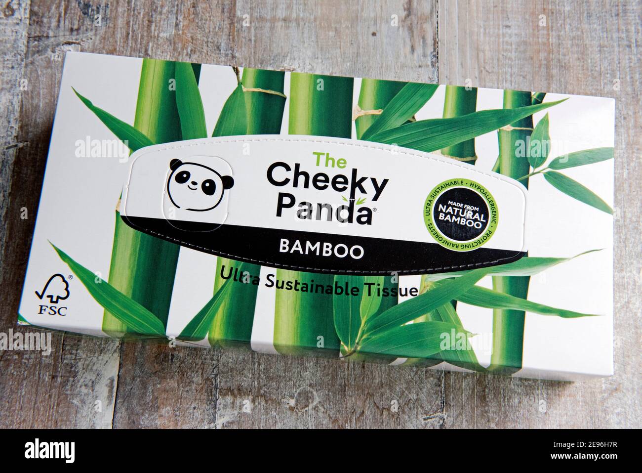 Boîte de tissus ou de tissus Cheeky Panda fabriqués à partir de Bambou naturel ultra durable sur fond de bois incliné Banque D'Images