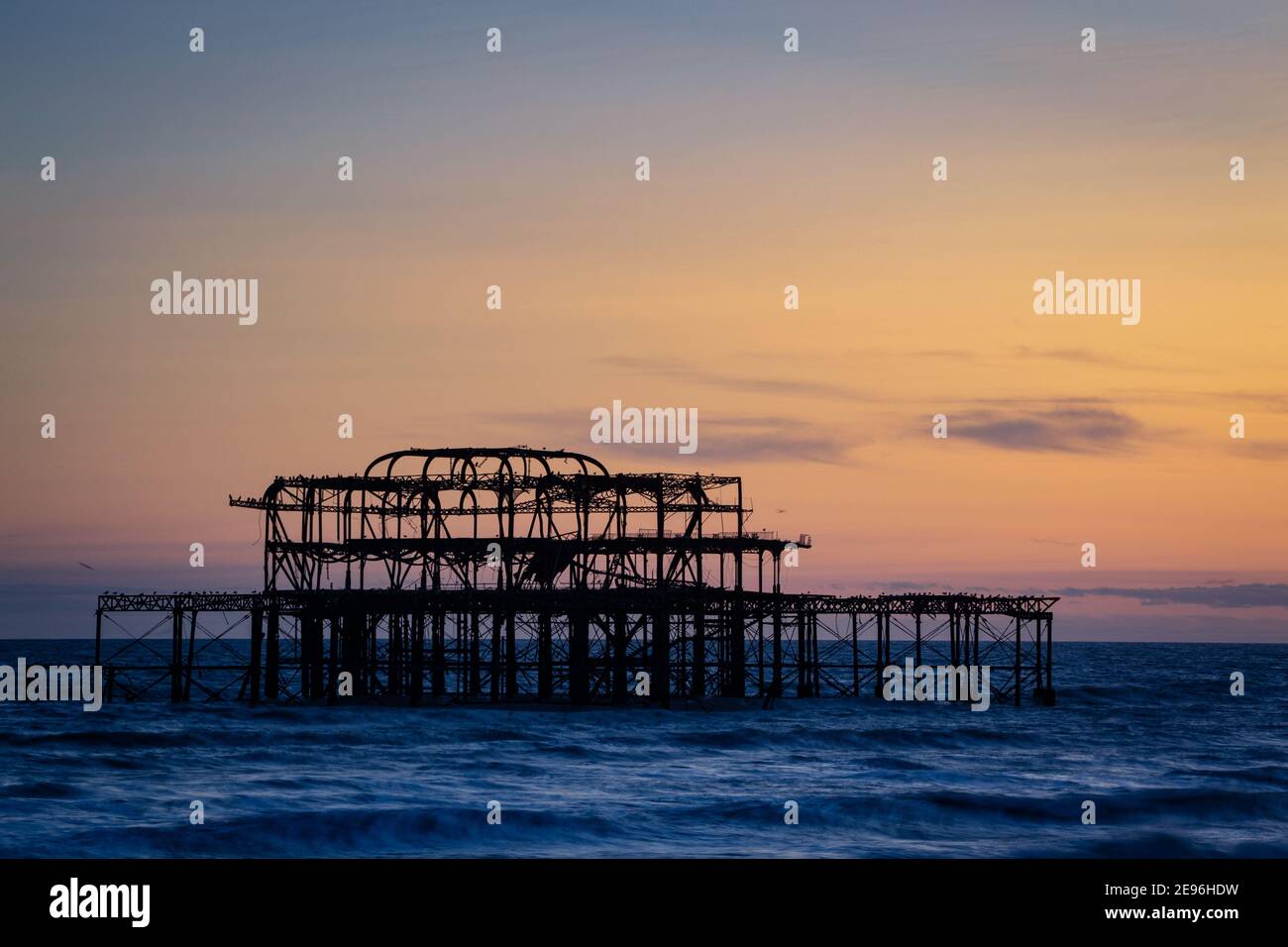 L'ancien quai ouest de Brighton, un soir d'été, est un lansmark abandonné. Coucher de soleil à West Sussex, Angleterre Banque D'Images