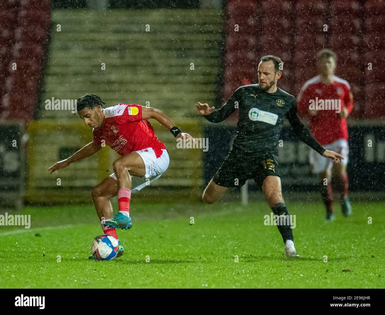 Swindon, Royaume-Uni. 02 février 2021. Akinwale Odimayo #16 de Swindon Town contrôle la balle sous la pression de Dan Gardner #15 de Wigan Athletic à Swindon, Royaume-Uni le 2/2/2021. (Photo de Gareth Dalley/News Images/Sipa USA) Credit: SIPA USA/Alay Live News Banque D'Images
