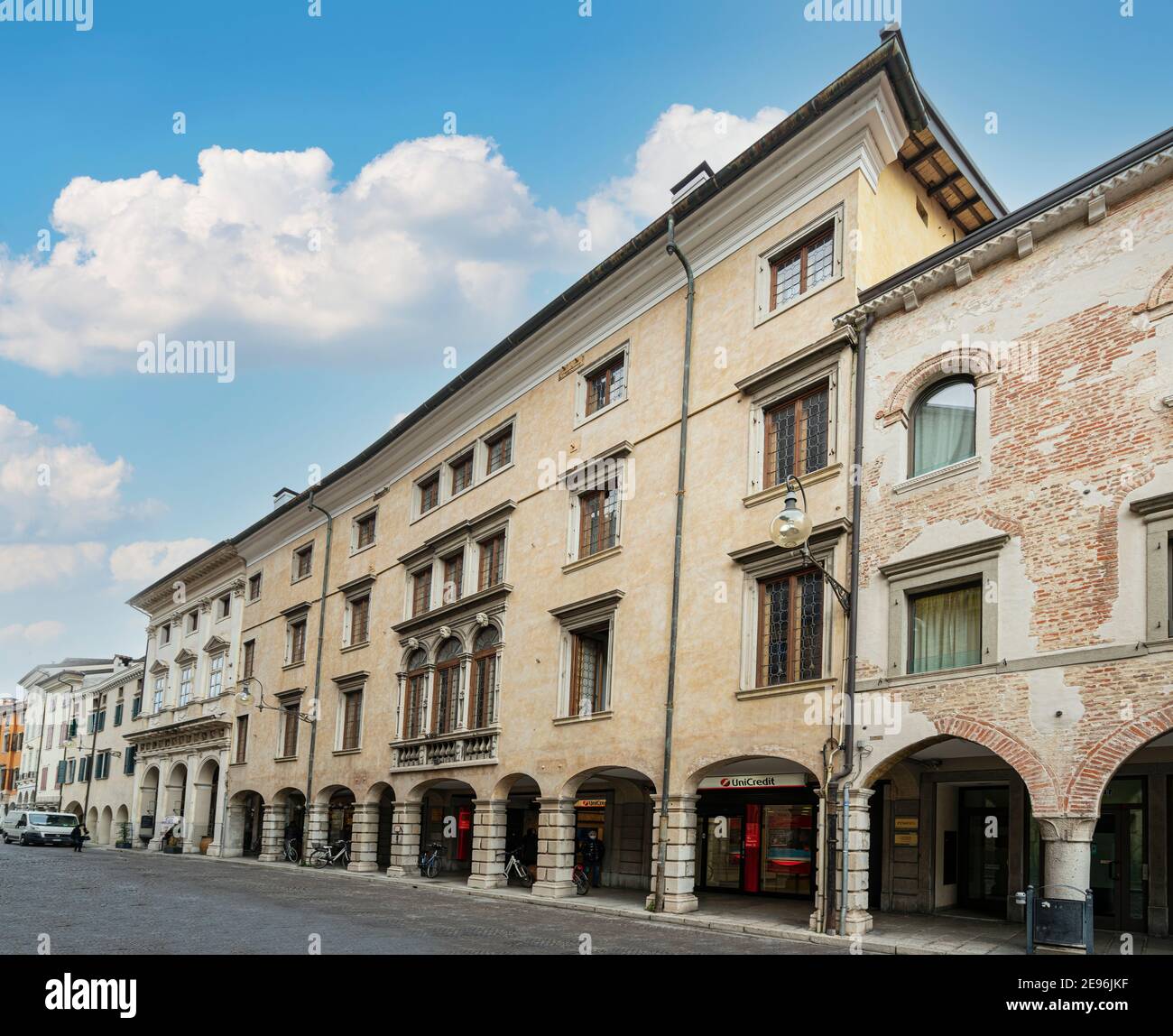 Udine, Italie. 2 février 2021. La façade du palais Strassoldo, construit en 1574, aujourd'hui siège de la Banque Unicredit, dans le centre historique Banque D'Images