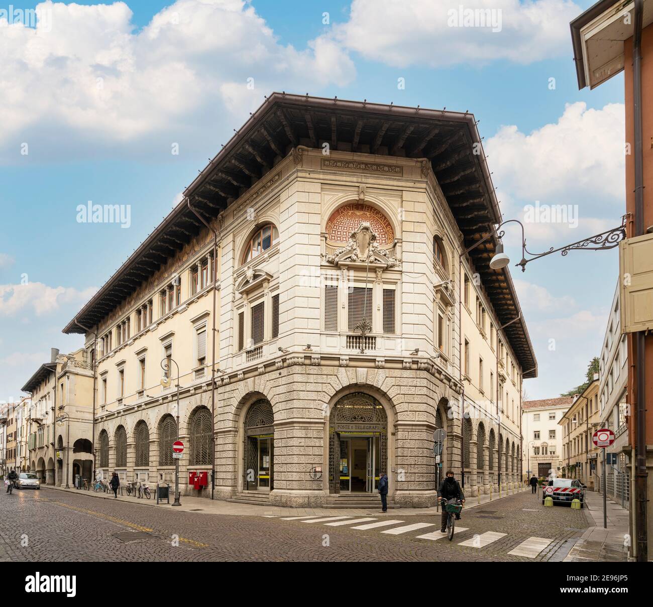 Udine, Italie. 2 février 2021. Le siège de la poste italienne dans le centre d'Udine Banque D'Images