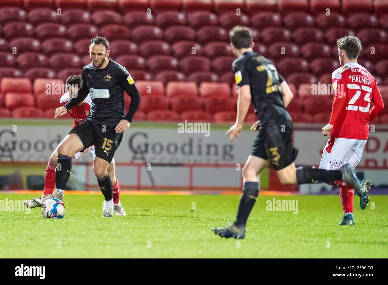 Swindon, Royaume-Uni. 02 février 2021. DaN Gardner #15 de Wigan Athletic reçoit une carte d'un coéquipier à Swindon, Royaume-Uni le 2/2/2021. (Photo de Gareth Dalley/News Images/Sipa USA) Credit: SIPA USA/Alay Live News Banque D'Images