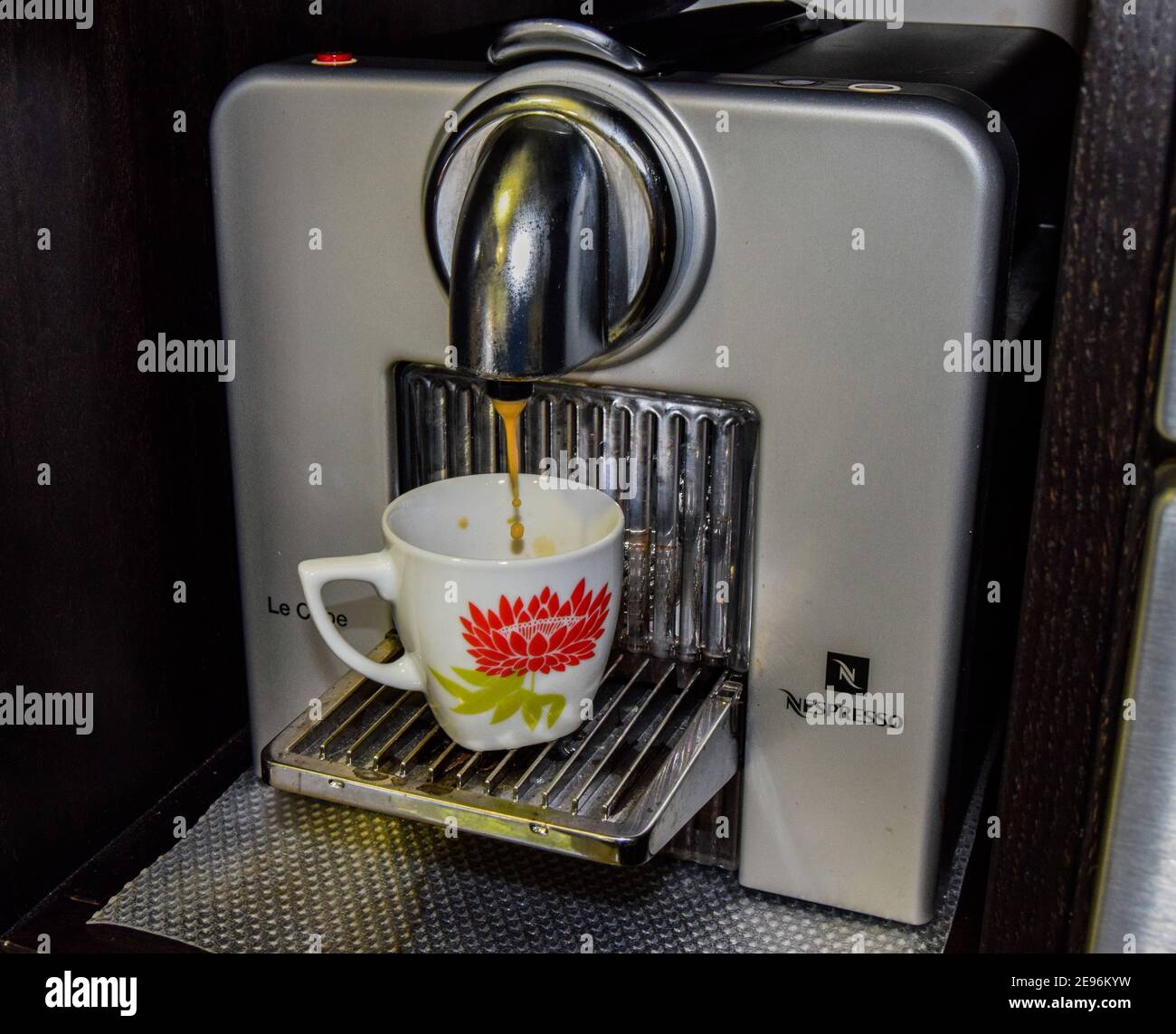Machine à café Nespresso le Cube, machine à café à capsule et tasse à café.  Petit déjeuner ou déjeuner Photo Stock - Alamy