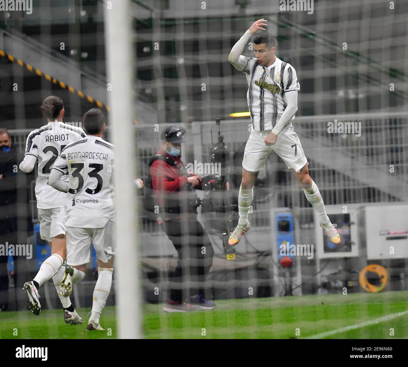Milan, Italie. 2 février 2021. Cristiano Ronaldo (R) de Juventus célèbre lors du match de football demi-finale de la coupe d'Italie entre le FC Inter et le FC Juventus à Milan, en Italie, le 2 février 2021. Credit: Daniele Mascolo/Xinhua/Alay Live News Banque D'Images