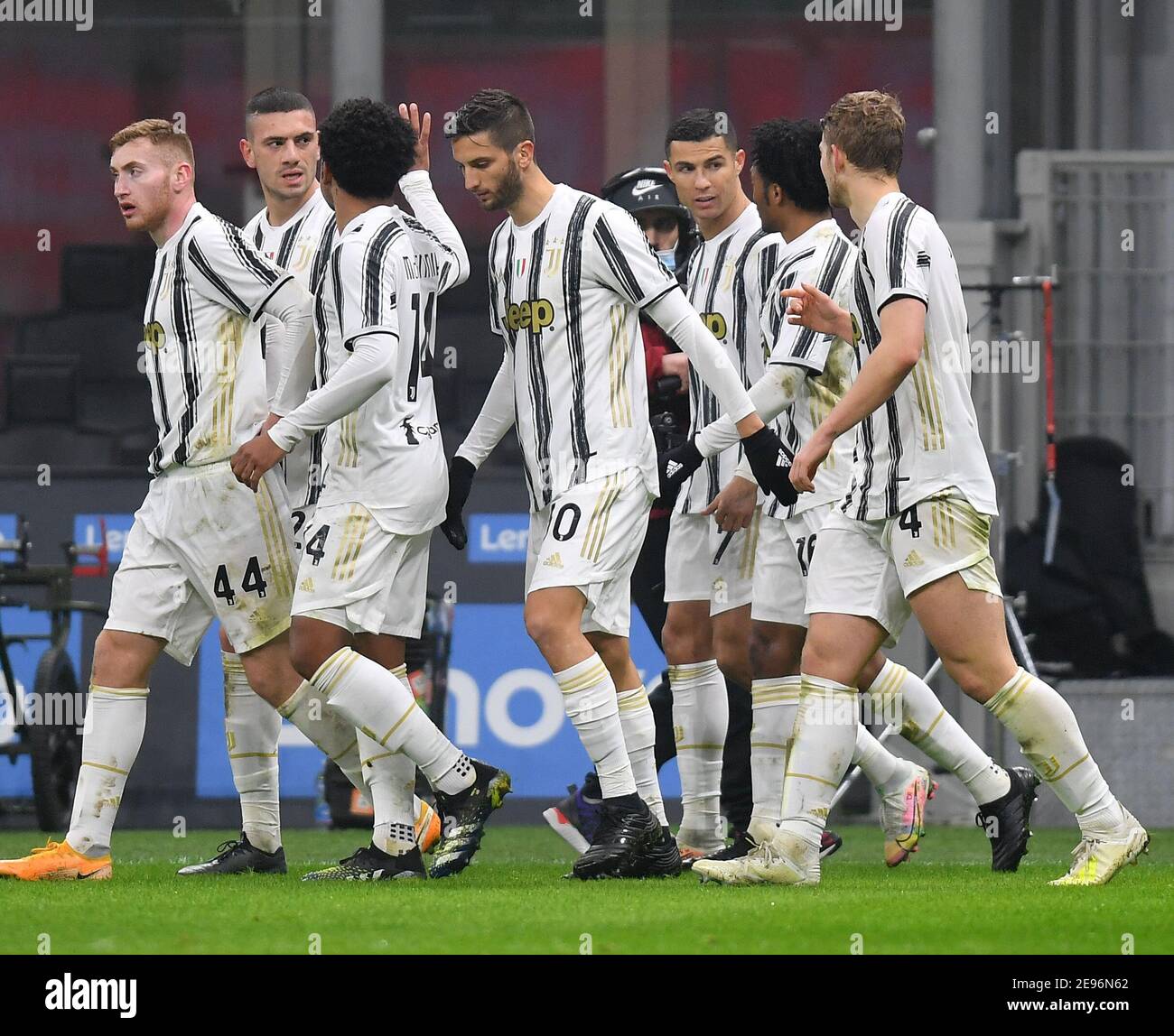 Milan, Italie. 2 février 2021. Cristiano Ronaldo (3e R) de Juventus célèbre avec ses coéquipiers lors du match de football demi-finale de la coupe d'Italie entre le FC Inter et le FC Juventus à Milan, en Italie, le 2 février 2021. Credit: Daniele Mascolo/Xinhua/Alay Live News Banque D'Images