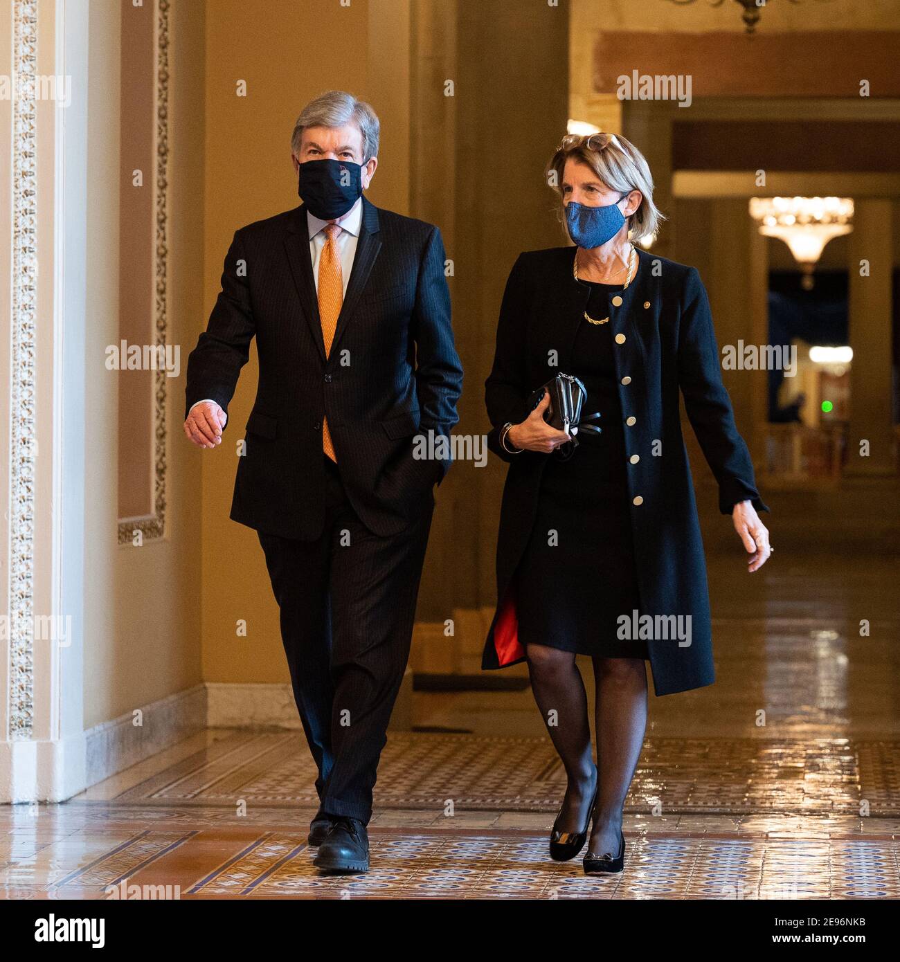 Washington, États-Unis. 02 février 2021. Le sénateur américain Roy Blunt (R-Mo) et le sénateur américain Shelley Moore Capito (R-WV) portant un masque de marche jusqu'à la salle du Sénat. Crédit : SOPA Images Limited/Alamy Live News Banque D'Images