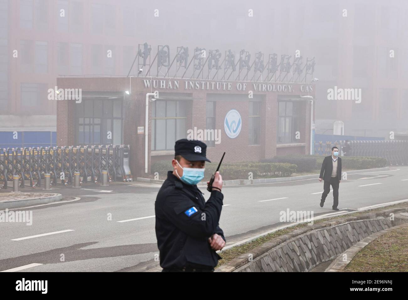 Le personnel de sécurité se trouve à l'extérieur de l'Institut de virologie de Wuhan, en tant que membres de l'équipe de l'Organisation mondiale de la santé (OMS) chargée d'enquêter sur les origines de la maladie à coronavirus (COVID-19) qui arrivent à Wuhan, province de Hubei, Chine le 3 février 2021. REUTERS/Thomas Peter Banque D'Images