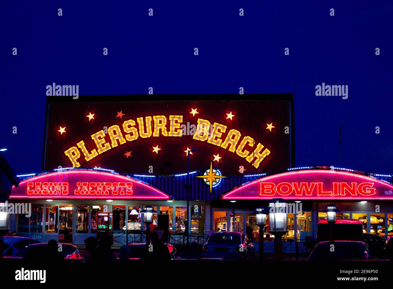 Lumières lumineuses de Pleasure Beach Parc d'attractions, foire d'amusement, bowling, jackpots de casino, milieu de siècle, années 50, années 60, bord de mer, jours dehors, vacances Banque D'Images