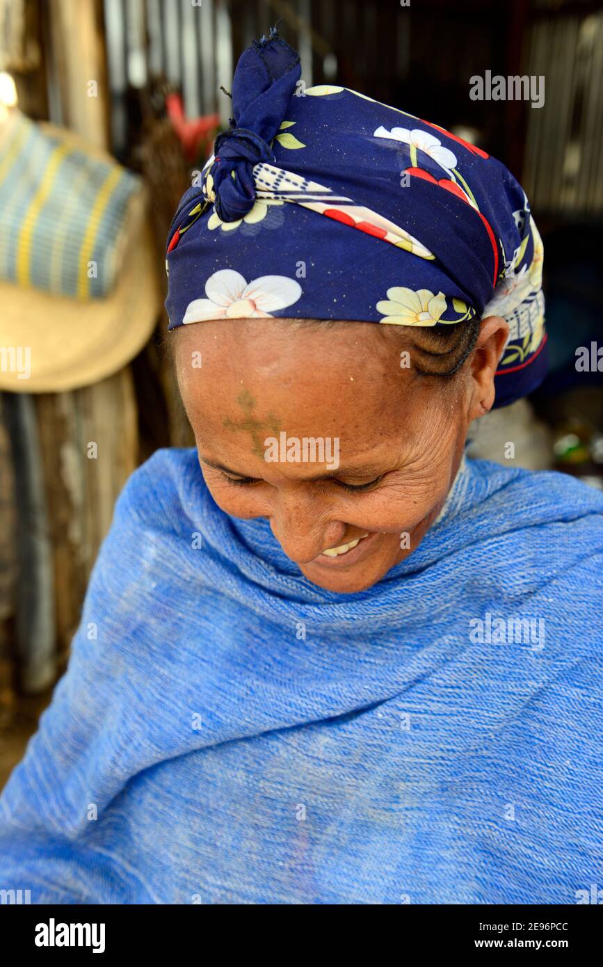 Une femme Tigray avec une croix tatouée sur son front. Banque D'Images