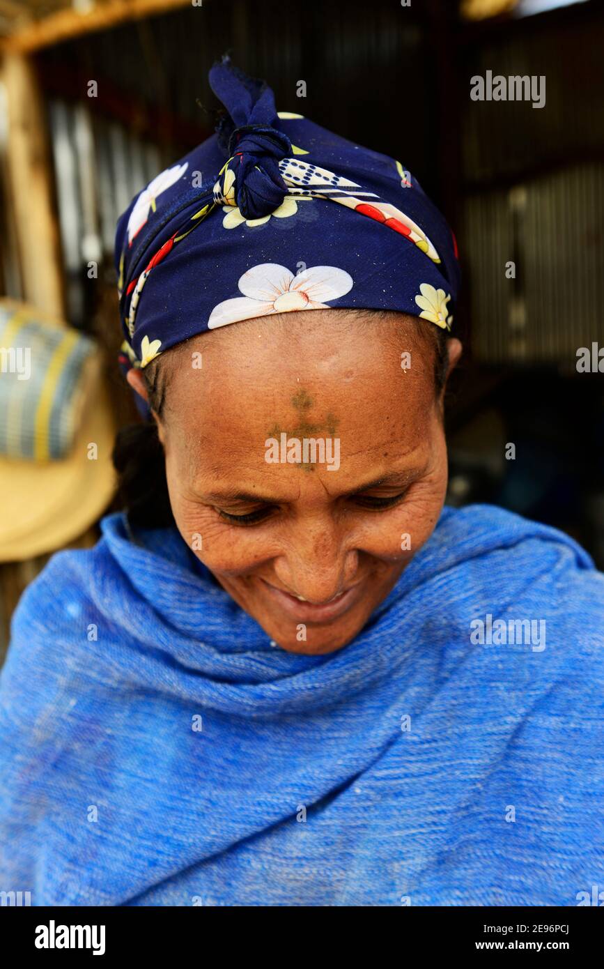 Une femme Tigray avec une croix tatouée sur son front. Banque D'Images