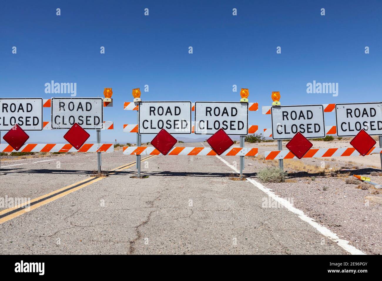 La route ferme les panneaux et les barricades près de la route 66 dans le désert de Mojave en Californie. Banque D'Images