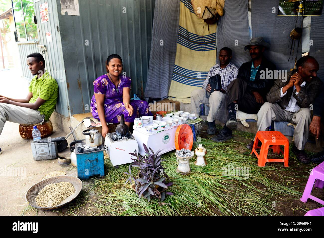 Un petit café traditionnel éthiopien servant du café éthiopien. Banque D'Images