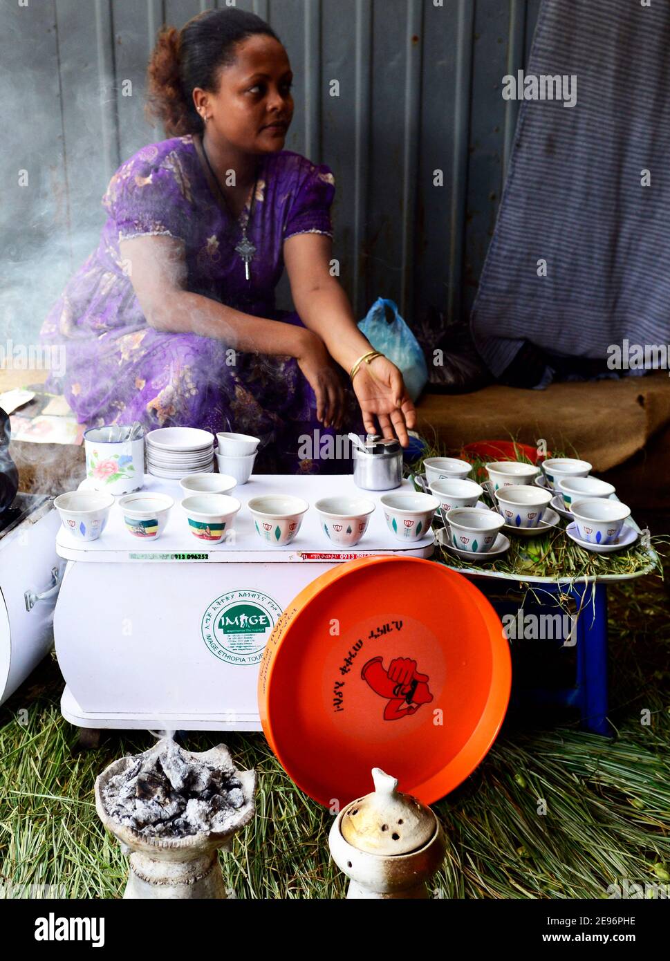 Un petit café traditionnel éthiopien servant du café éthiopien. Banque D'Images