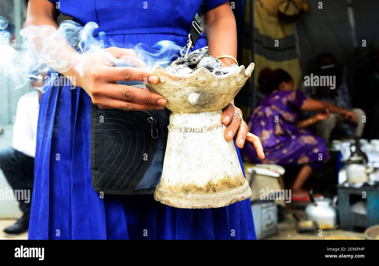 Un petit café traditionnel éthiopien servant du café éthiopien. Banque D'Images