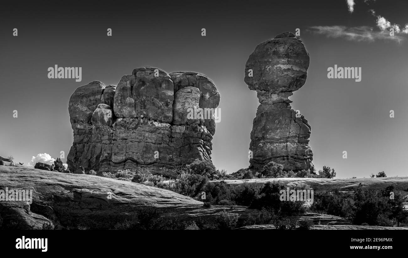 Noir et blanc photo de roches équilibrées et d'autres formations de grès le long de la route panoramique Arches dans le parc national d'Arches près de Moab, Utah, États-Unis Banque D'Images