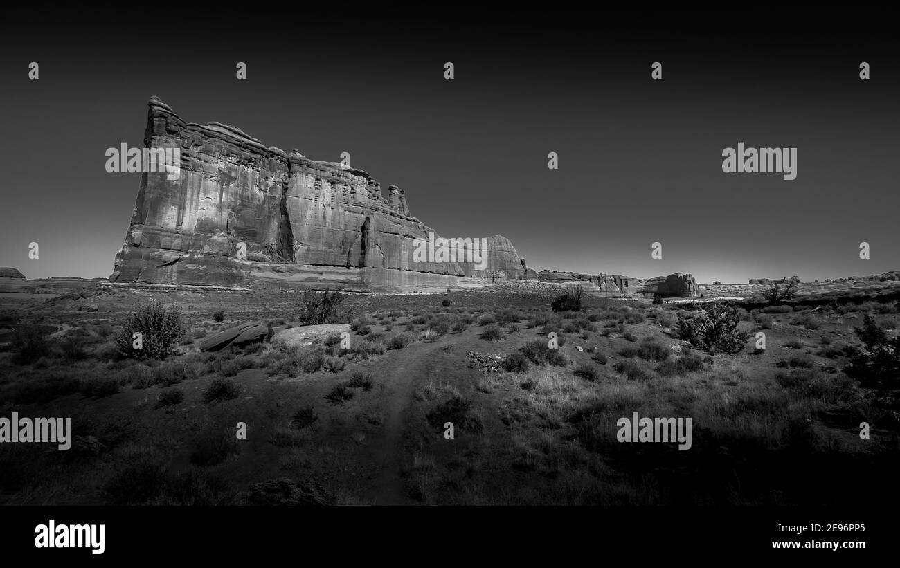 Noir et blanc photo de la Tour de Babel, une formation de grès le long de la route panoramique Arches dans le parc national d'Arches près de Moab, Utah, États-Unis Banque D'Images