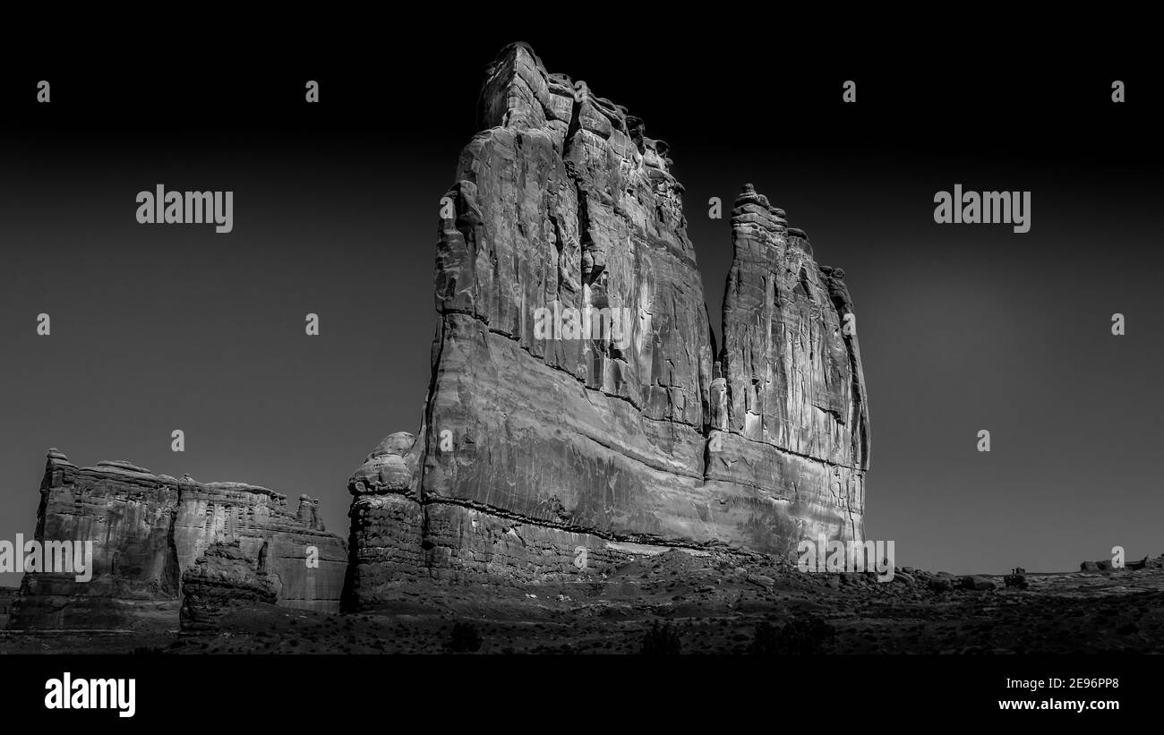 Photo noir et blanc de l'orgue, une formation de grès le long de la route panoramique Arches dans le parc national d'Arches près de Moab, Utah, États-Unis Banque D'Images