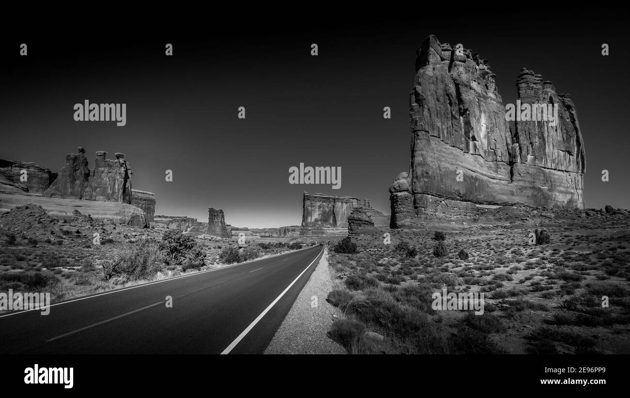 Photo noir et blanc de l'orgue, une formation de grès le long de la route panoramique Arches dans le parc national d'Arches près de Moab, Utah, États-Unis Banque D'Images