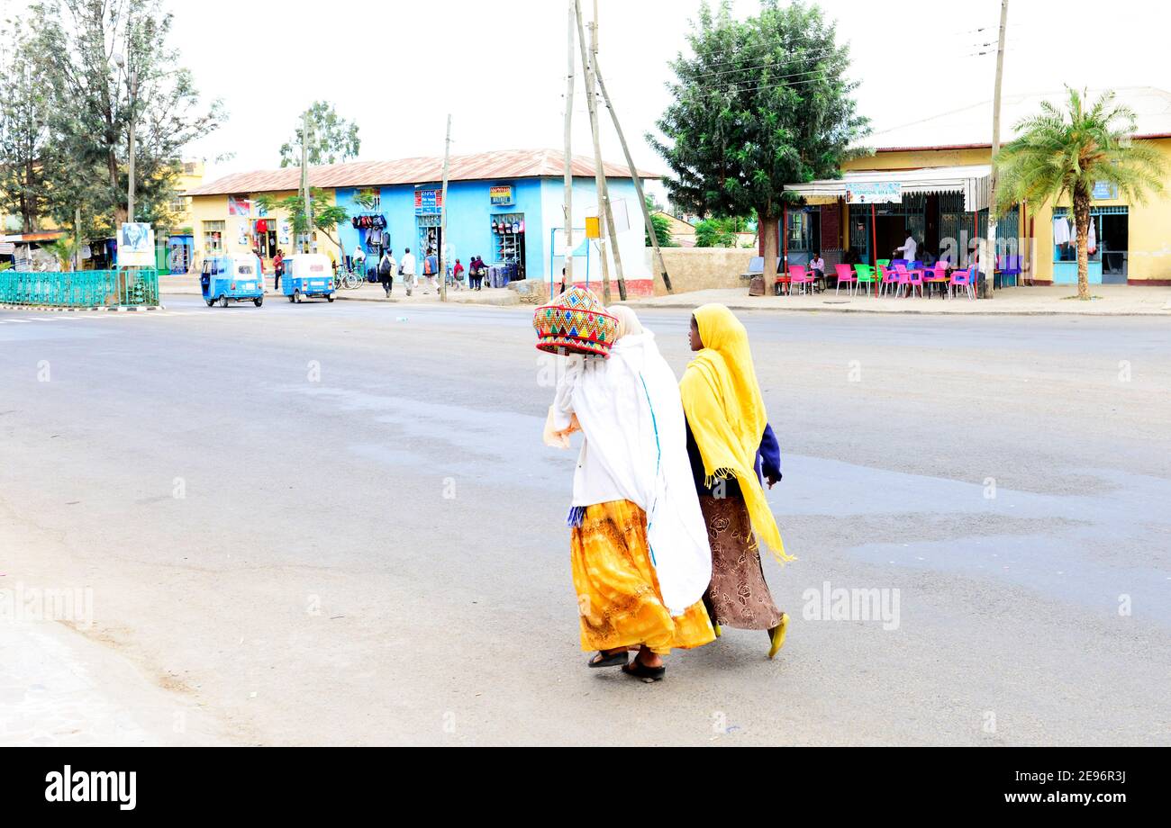 Une femme Tigrayan portant un panier injera coloré à Aksum, en Éthiopie. Banque D'Images