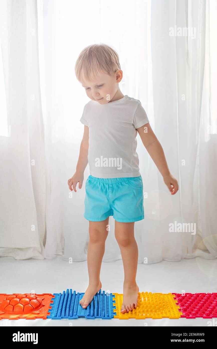 Enfant Enfant Garcon Marche Sur Des Tapis Orthopediques Colores Pour Le Traitement De Valgus Pieds X Jambes Gros Plan Sur Fond Blanc Enfants Maladies De L Appareil Locomoteur Photo Stock Alamy Enfant Enfant Garcon Marche Sur Des Tapis Orthopediques Colores Pour Le Traitement De Valgus Pieds X Jambes Gros Plan Sur Fond Blanc Enfants Maladies De L Appareil Locomoteur Photo Stock Alamy