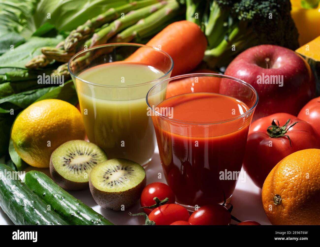 Beaucoup de fruits et légumes sur fond blanc avec un verre de smoothie vert et de jus de légumes. Une image d'une alimentation saine Banque D'Images