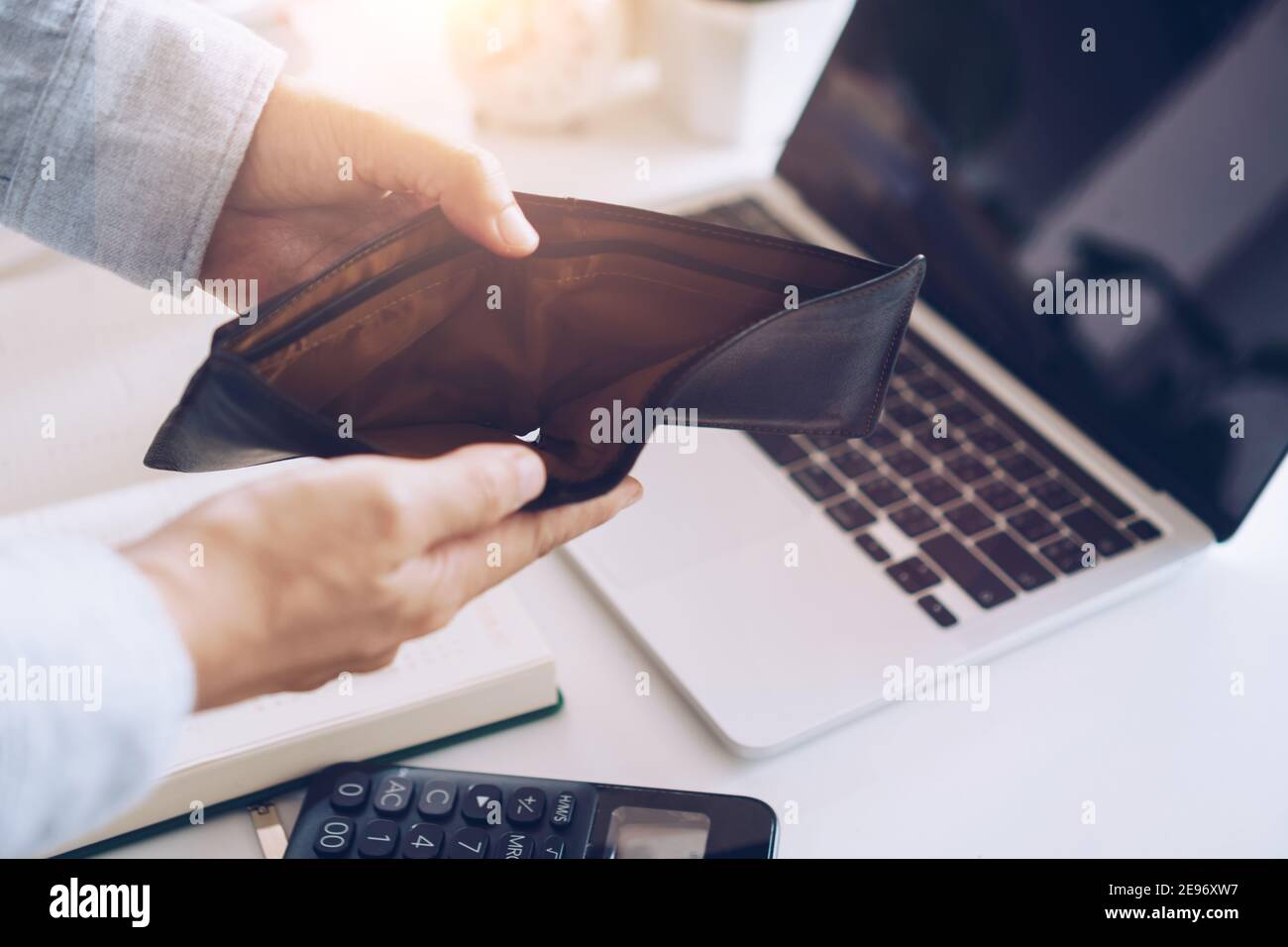 Femme tient un sac vide et des pièces en main, ce qui signifie argent problème financier ou en faillite sans emploi, a cassé après carte de crédit jour de salaire sans emploi, concept de dette Banque D'Images