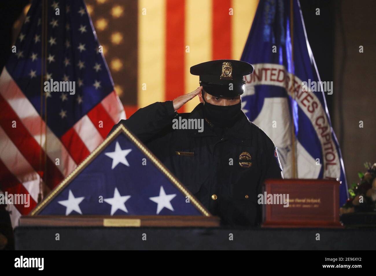 Un agent de police du Capitole des États-Unis salue une urne tenant les restes de son collègue Brian Sicknick, Qui est décédé le 7 janvier des blessures qu'il a subies lors de la protection du Capitole des États-Unis pendant l'attaque du 6 janvier sur le bâtiment, comme il est en honneur dans le Capitol Rotunda au Capitole des États-Unis à Washington, États-Unis, le 2 février 2021. Crédit : Leah Milis/Pool via CNP | utilisation dans le monde entier Banque D'Images