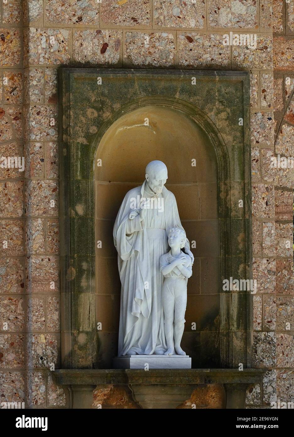 Sculptures et murs sur le site du monastère de Montserrat à proximité Barcelone Banque D'Images