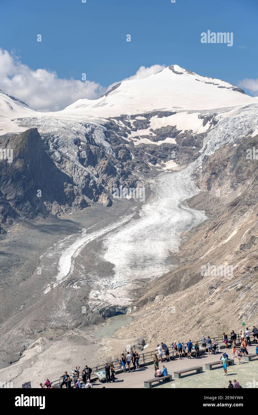 Grossglockner, Autriche - 8 août 2020 : les touristes admirent le glacier  de Pasterze au point de vue de Kaiser Franz Josefs Photo Stock - Alamy