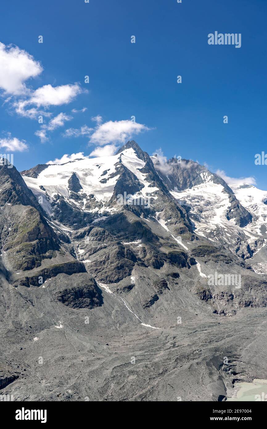 Sommet enneigé de Grossglockner avec glacier de Pasterze du point de vue de kaiser-franz-josefs-hoehe en Autriche Banque D'Images