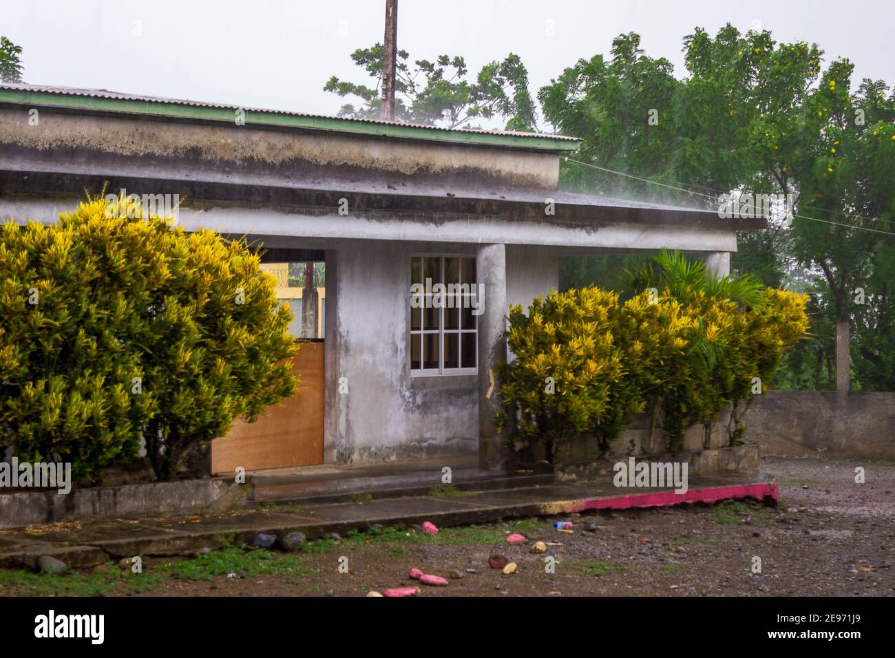 Un complexe abandonné en République dominicaine fait l'objet d'un autre grand nombre de deluges tropicaux. Banque D'Images